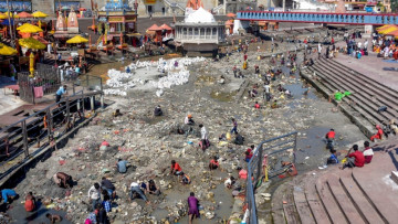 Haridwar’s Ganga Sparks Alarm! Viral Videos Raise Questions About the River’s Changing Flow